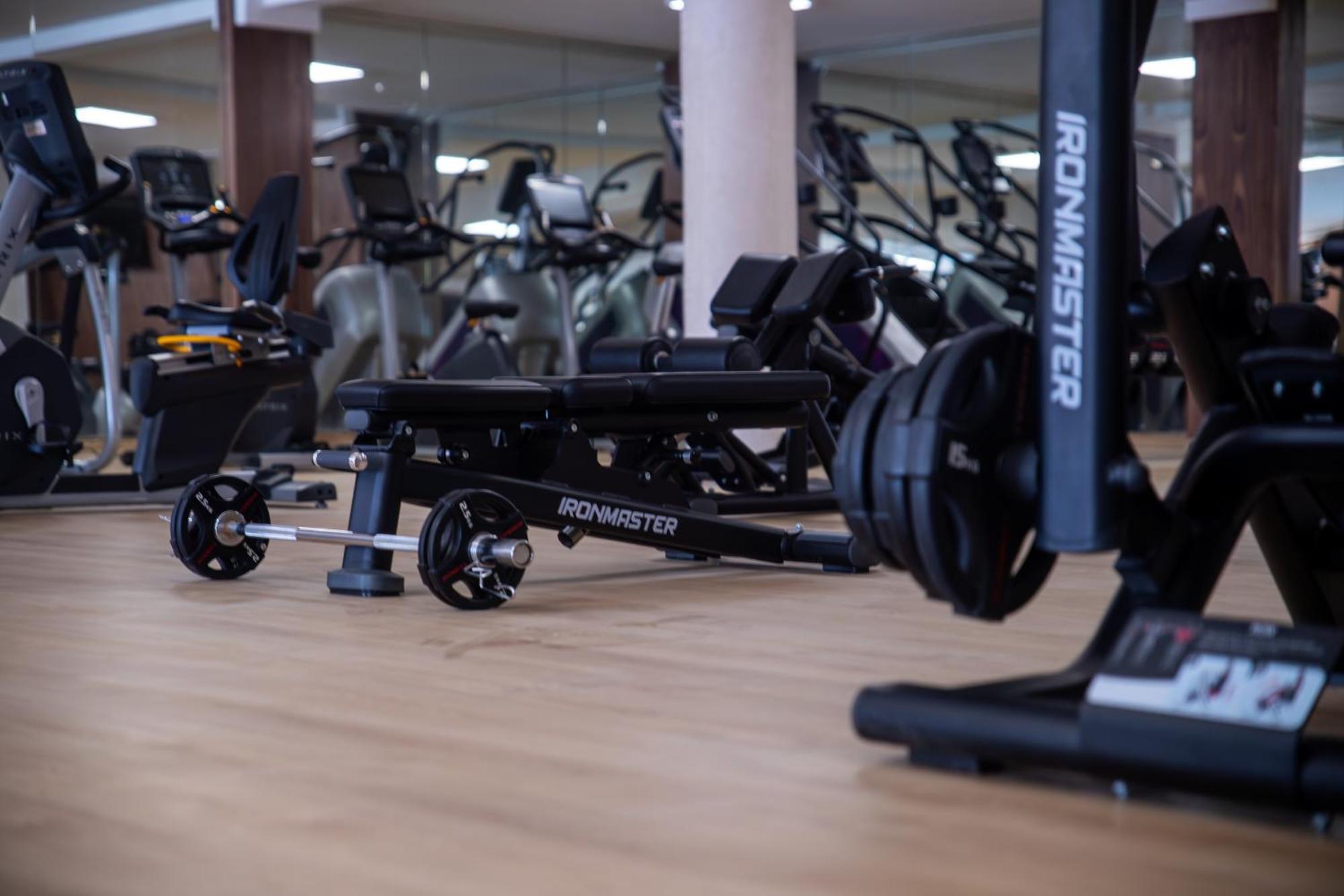 Dominium Palace 아가디르 외부 사진 A Hammer Strength ground-based squat rack